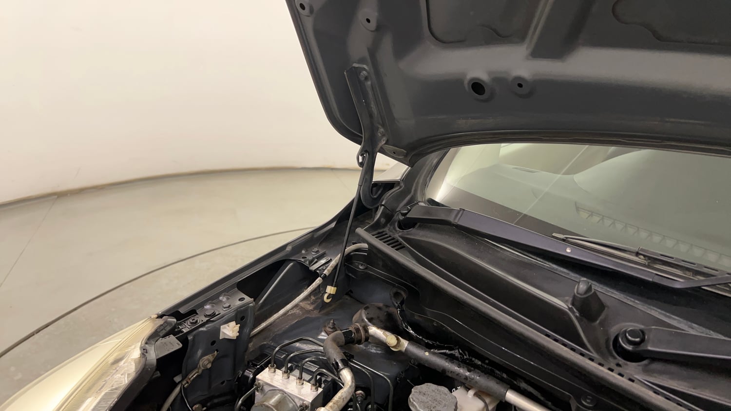 Used 2020 Maruti Suzuki Celerio VXi AMT Petrol Automatic engine ENGINE RIGHT SIDE HINGE & APRON VIEW