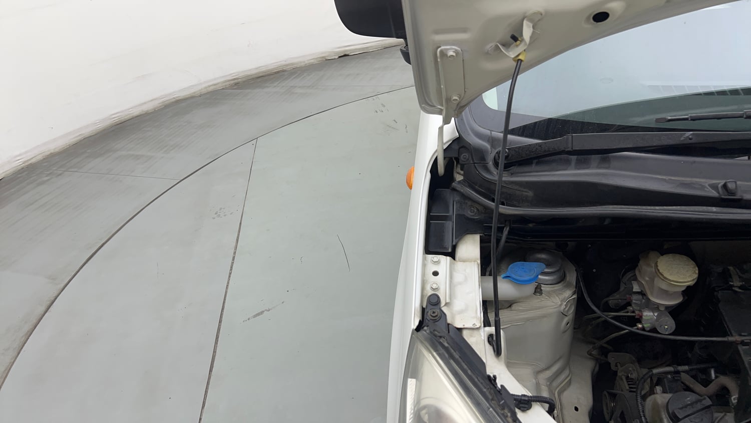 Used 2013 Maruti Suzuki Wagon R LXI Petrol Manual engine ENGINE RIGHT SIDE HINGE & APRON VIEW
