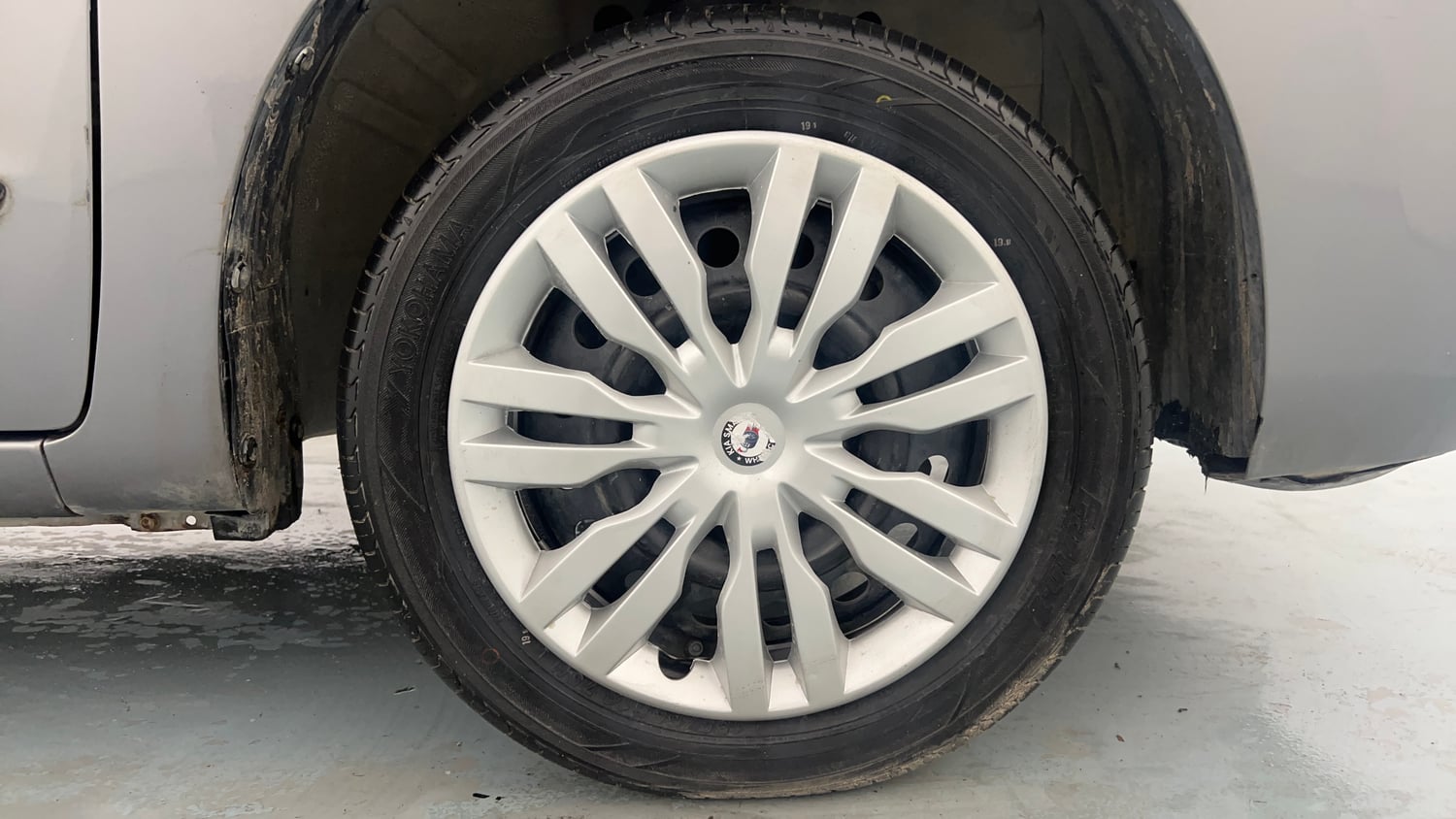 Used 2015 Maruti Suzuki Wagon R VXI Petrol Manual tyres RIGHT FRONT TYRE RIM VIEW