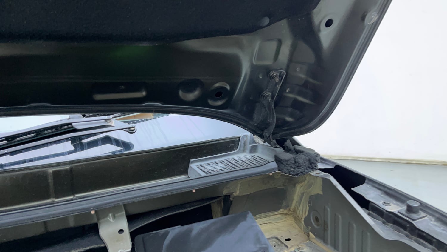 Used 2018 Renault Kwid 1.0 RXT Petrol Manual engine ENGINE LEFT SIDE HINGE & APRON VIEW