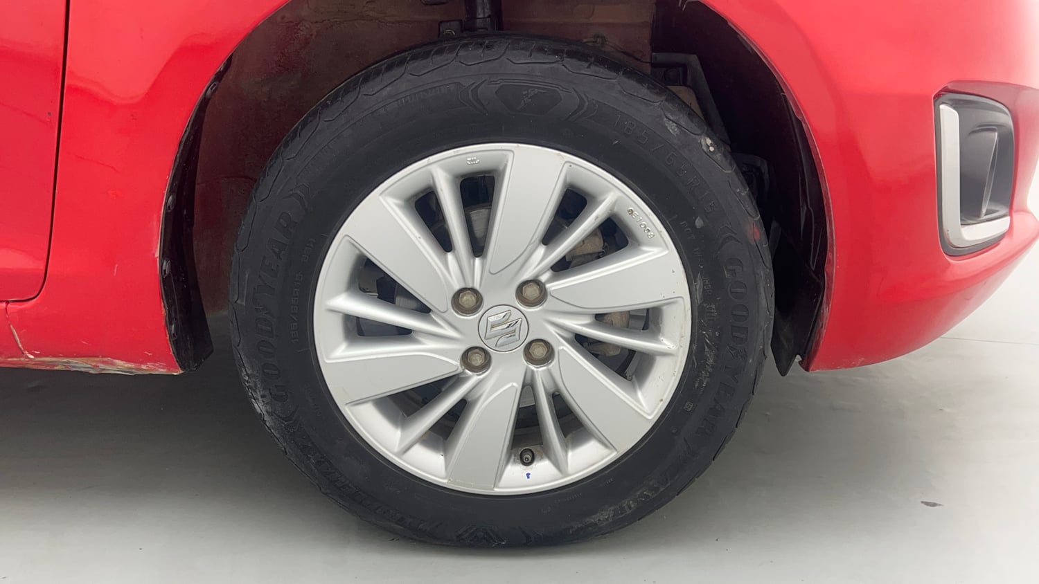 Used 2017 Maruti Suzuki Swift ZXi Petrol Manual tyres RIGHT FRONT TYRE RIM VIEW