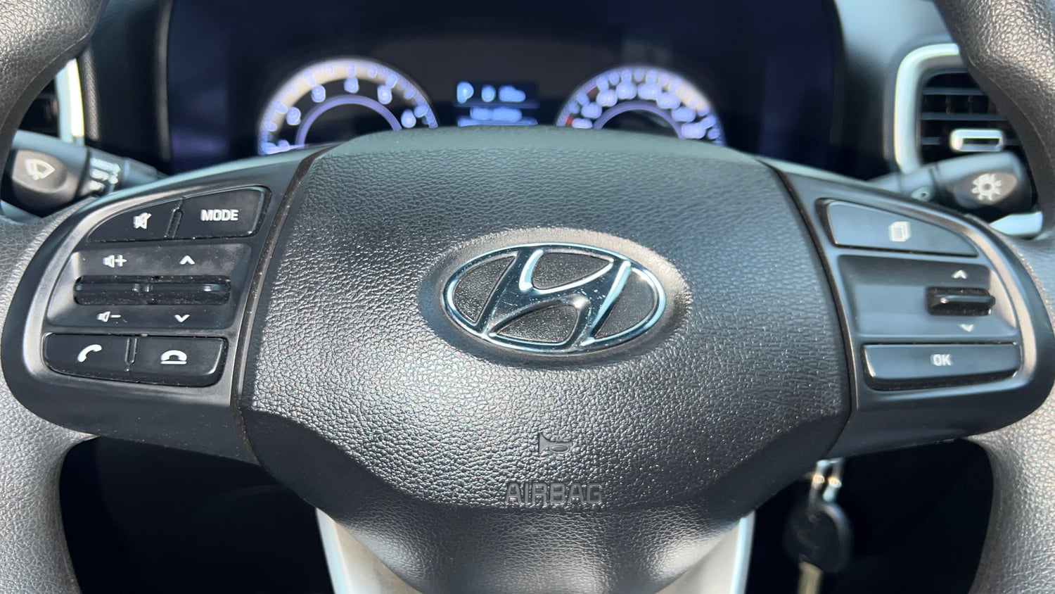 Used 2022 Hyundai Venue S (O) 1.0 Turbo DCT Petrol Automatic top_features Steering mounted controls