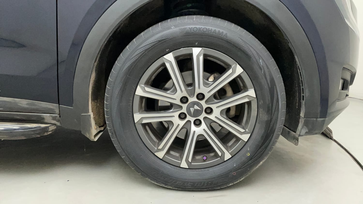 Used 2022 Mahindra XUV700 AX 7 Diesel MT 7 STR Diesel Manual tyres RIGHT FRONT TYRE RIM VIEW