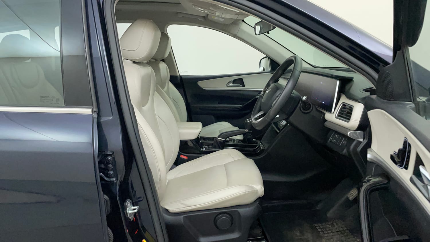Used 2022 Mahindra XUV700 AX 7 Diesel MT 7 STR Diesel Manual interior RIGHT SIDE FRONT DOOR CABIN VIEW