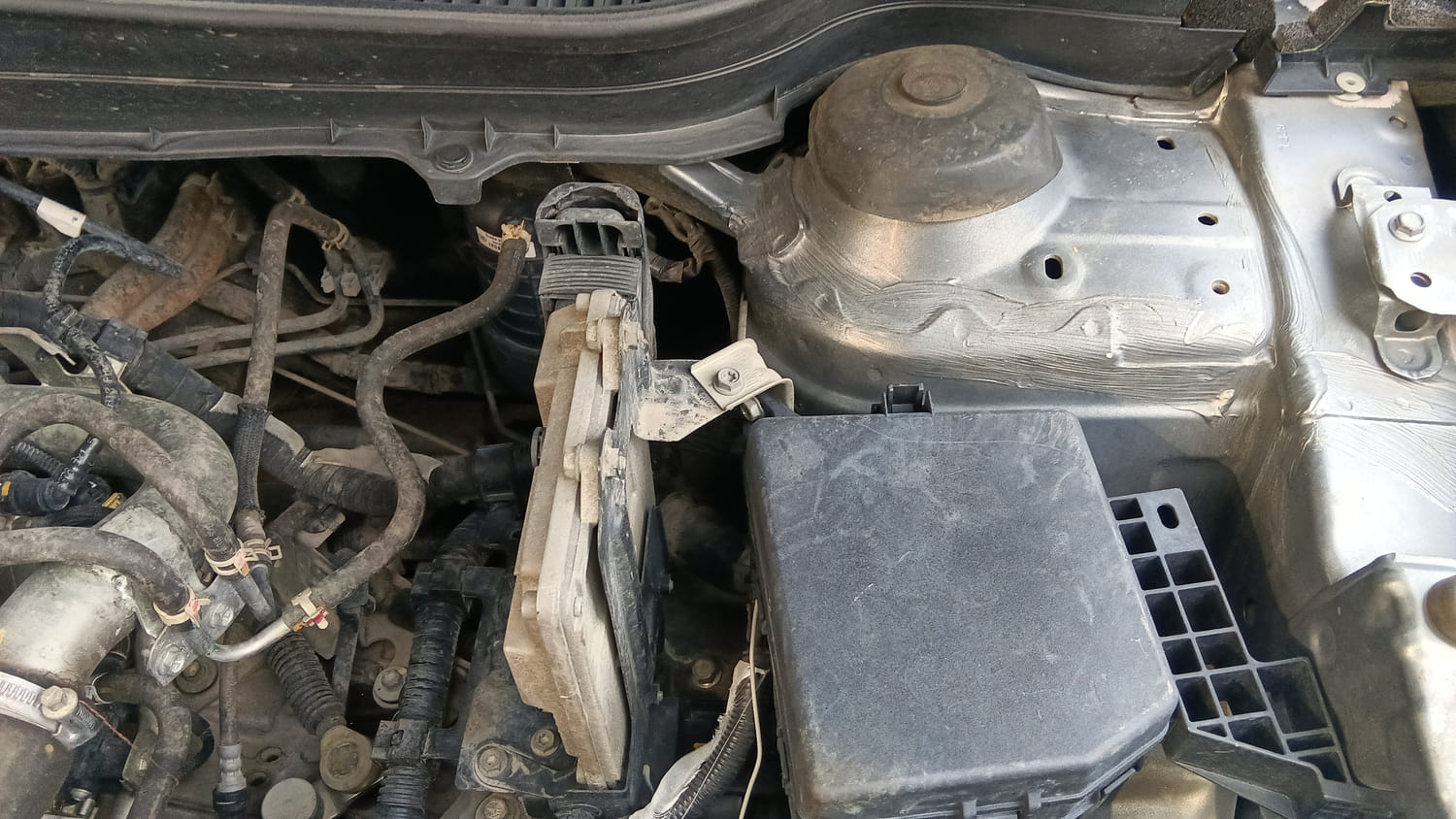 Used 2019 Maruti Suzuki Vitara Brezza [2016-2020] ZDi Diesel Manual engine ENGINE LEFT SIDE HINGE & APRON VIEW