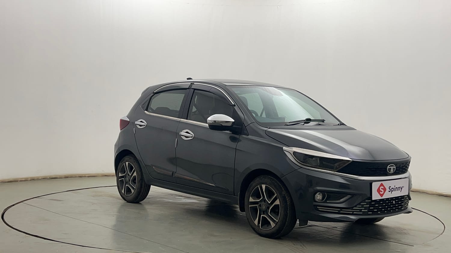 Used 2025 Tata Tiago XZ Plus Petrol Manual exterior RIGHT FRONT CORNER VIEW