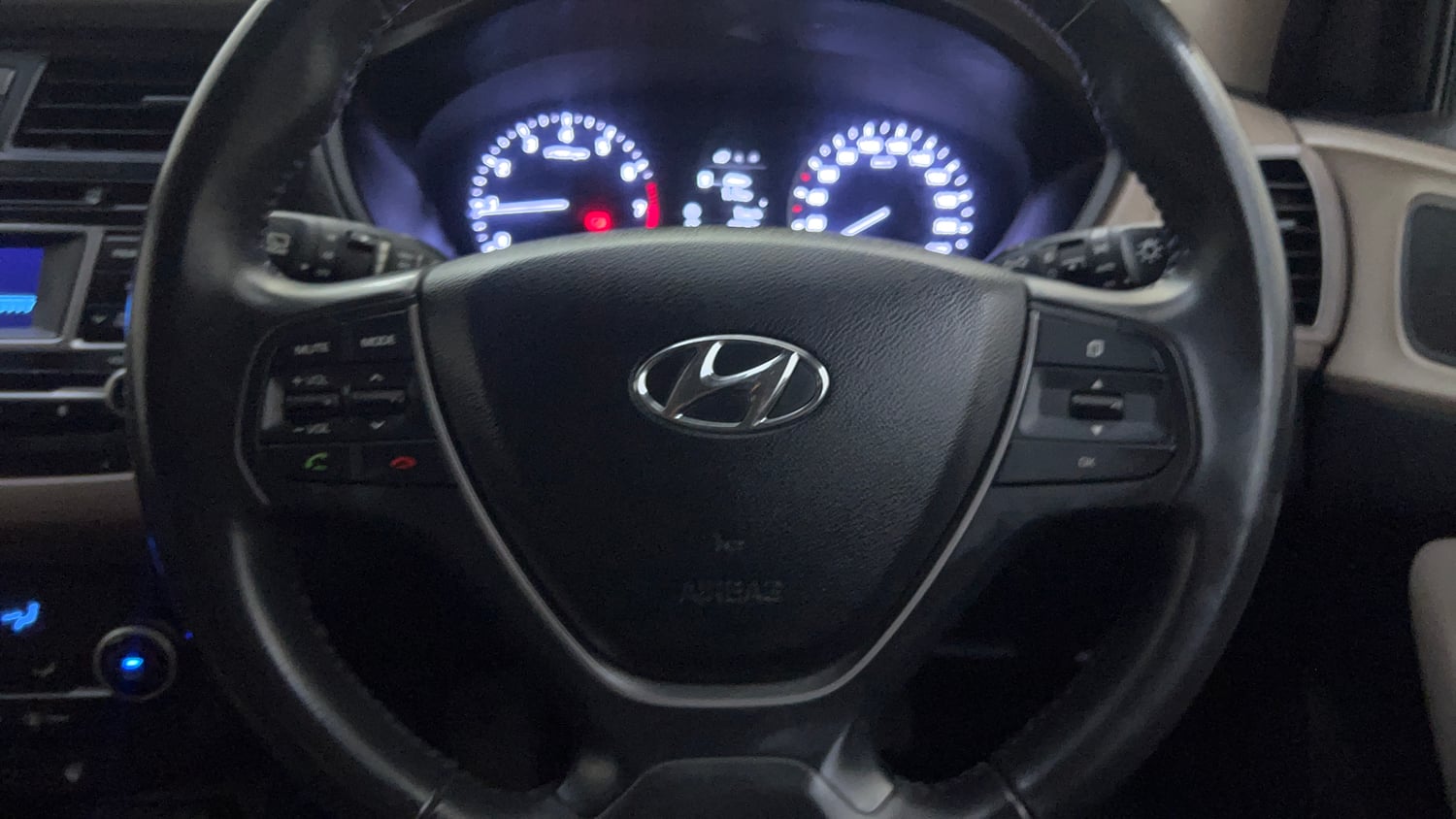 Used 2015 Hyundai Elite i20 Asta 1.2 Petrol Manual top_features Airbags