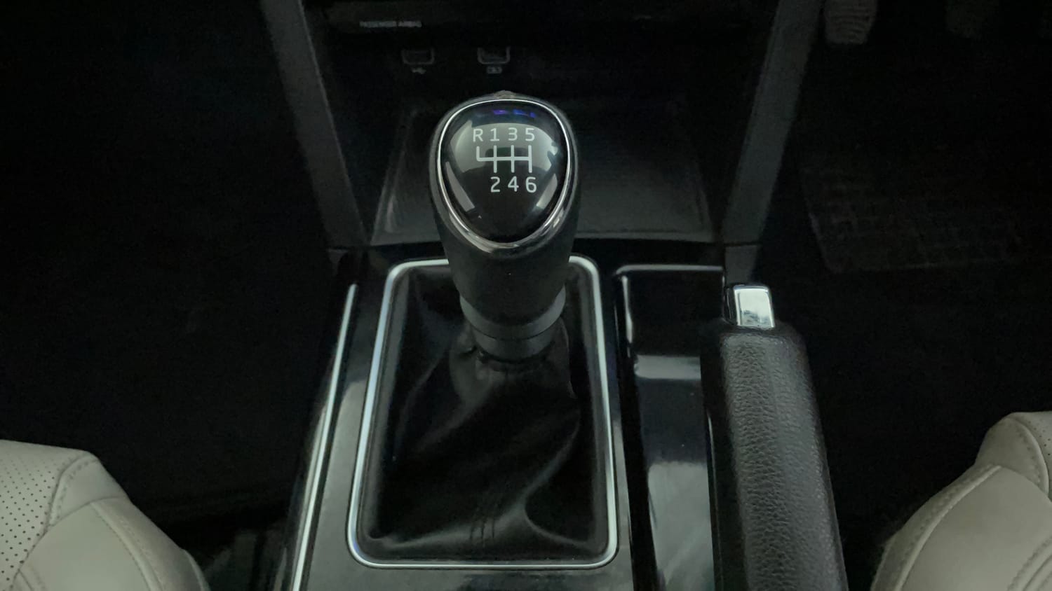 Used 2022 Mahindra XUV700 AX 7 Diesel MT 7 STR Diesel Manual interior GEAR  KNOB VIEW