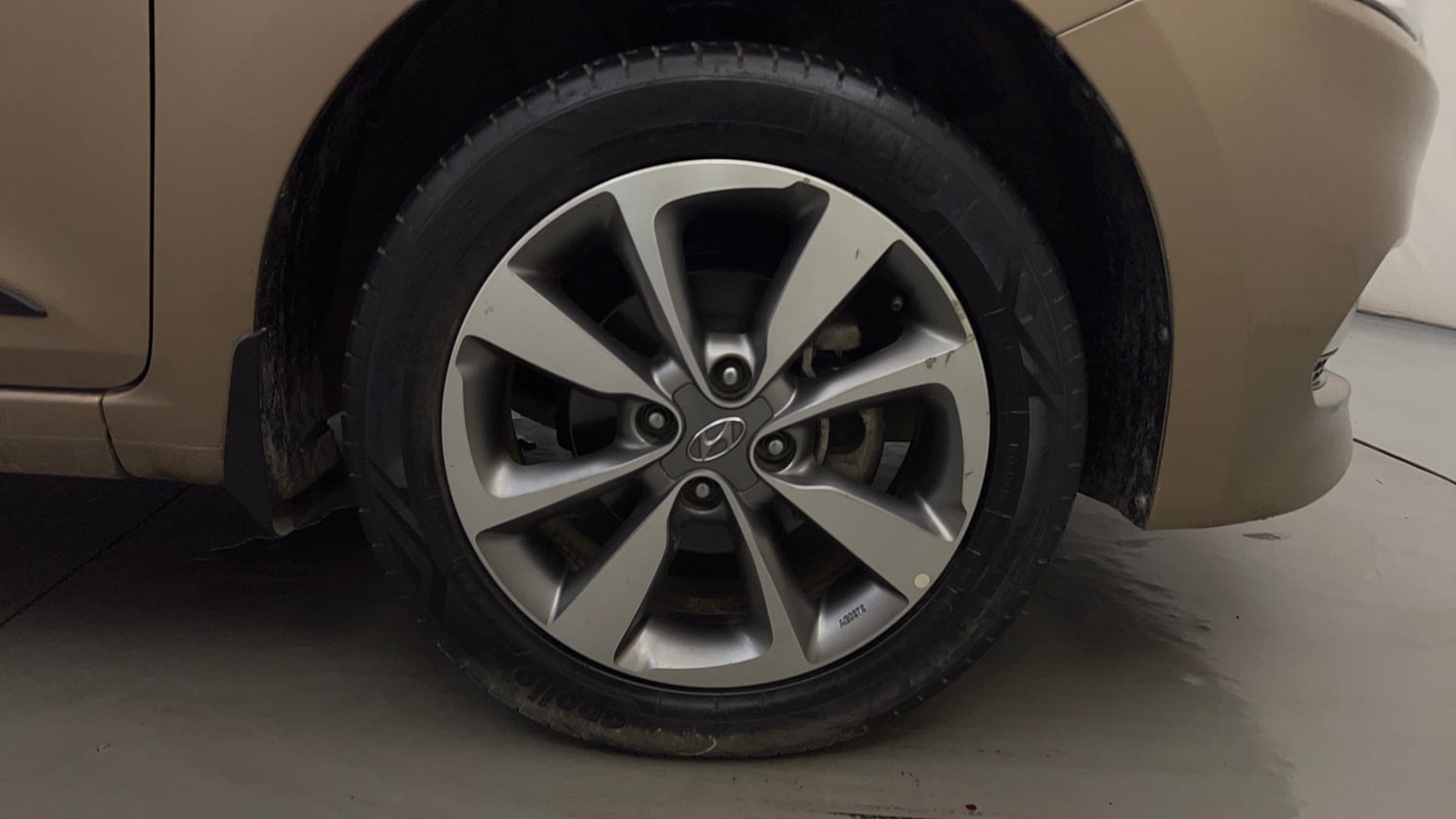 Used 2015 Hyundai Elite i20 Asta 1.2 Petrol Manual tyres RIGHT FRONT TYRE RIM VIEW