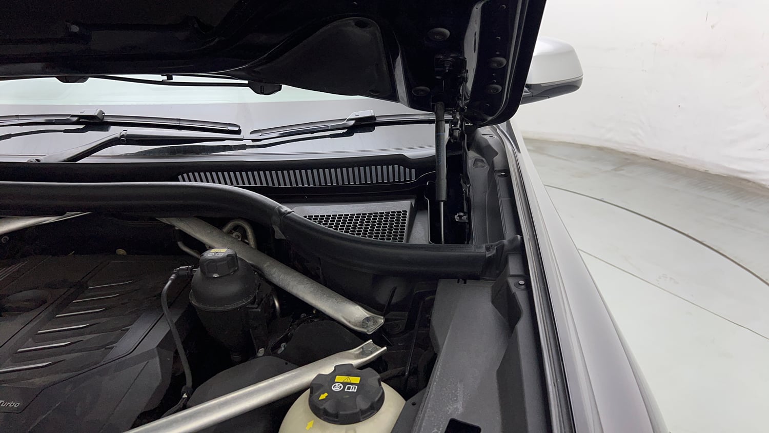 Used 2021 BMW X7 xDrive40i M Sport Petrol Automatic engine ENGINE LEFT SIDE HINGE & APRON VIEW