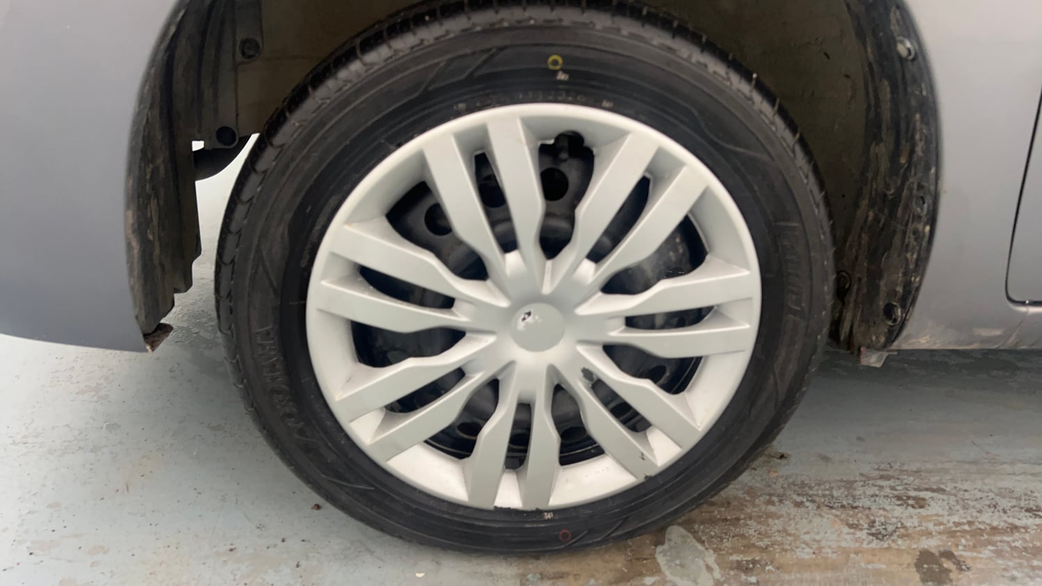 Used 2015 Maruti Suzuki Wagon R VXI Petrol Manual tyres LEFT FRONT TYRE RIM VIEW