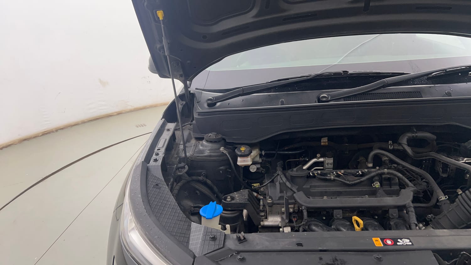 Used 2021 Hyundai Venue S Plus 1.2 Petrol Petrol Manual engine ENGINE RIGHT SIDE HINGE & APRON VIEW
