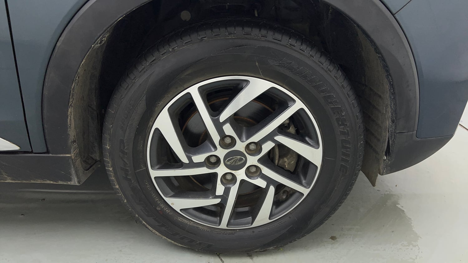 Used 2022 Mahindra XUV 300 W8 (O) 1.2 Petrol AMT Petrol Automatic tyres RIGHT FRONT TYRE RIM VIEW