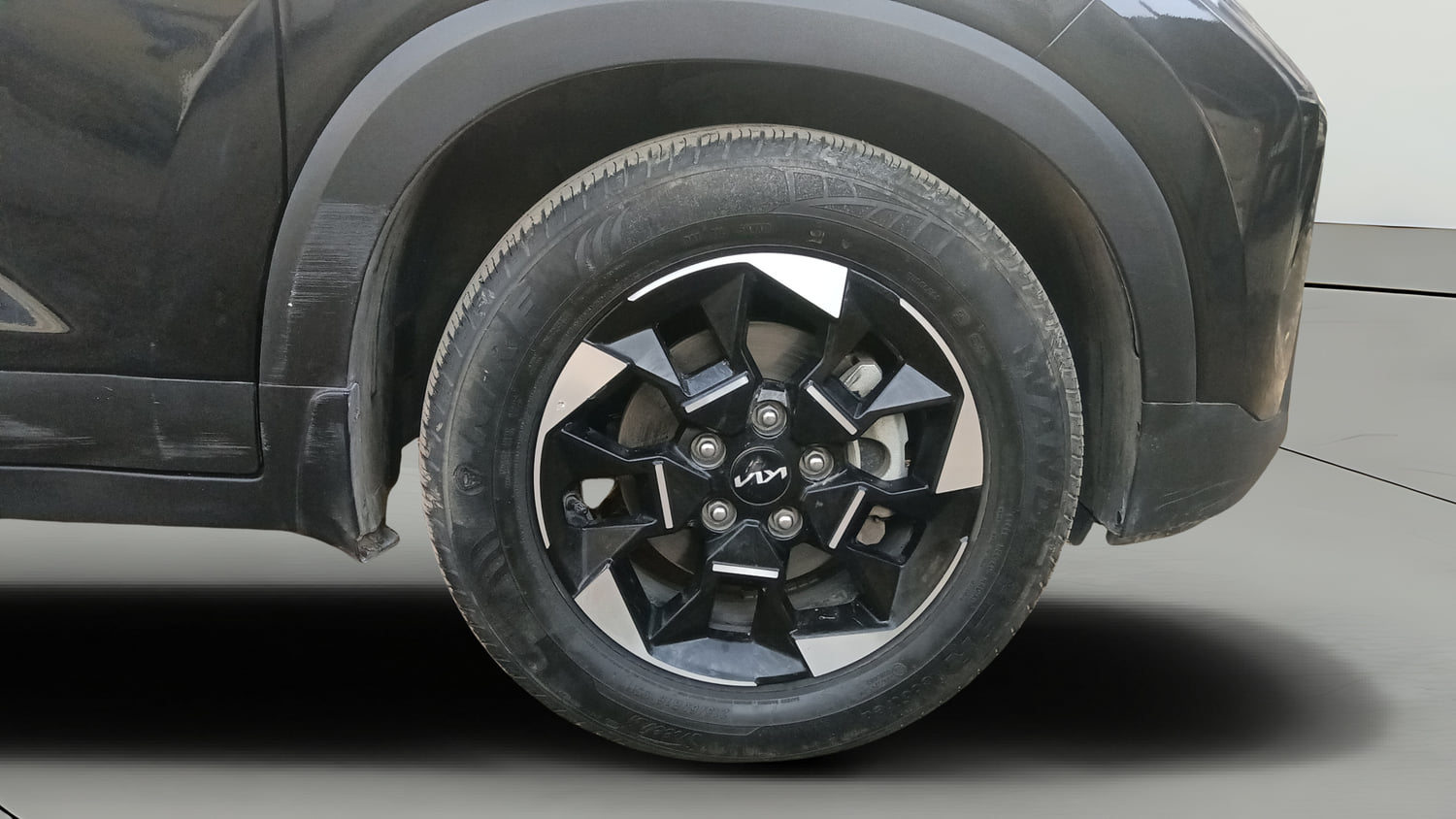 Used 2025 Kia Sonet HTK Plus (O) 1.2 Petrol MT Petrol Manual tyres RIGHT FRONT TYRE RIM VIEW