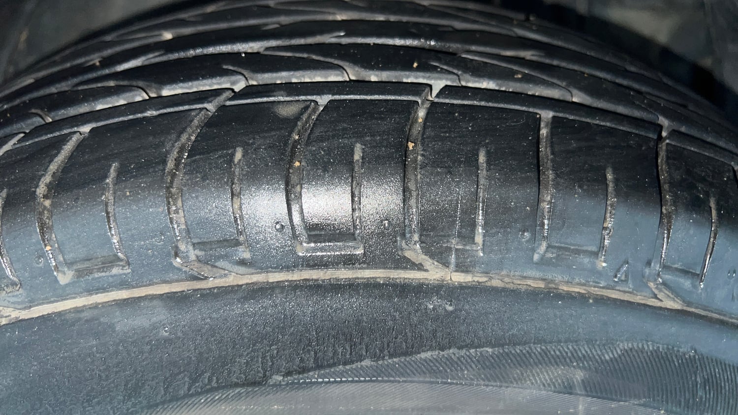 Used 2022 Mahindra XUV 300 W8 (O) 1.2 Petrol AMT Petrol Automatic tyres RIGHT FRONT TYRE TREAD VIEW