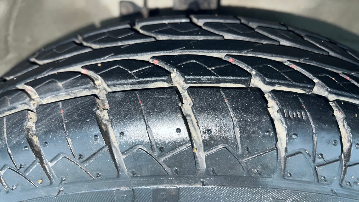 Used 2013 Maruti Suzuki Wagon R LXI Petrol Manual tyres RIGHT FRONT TYRE TREAD VIEW