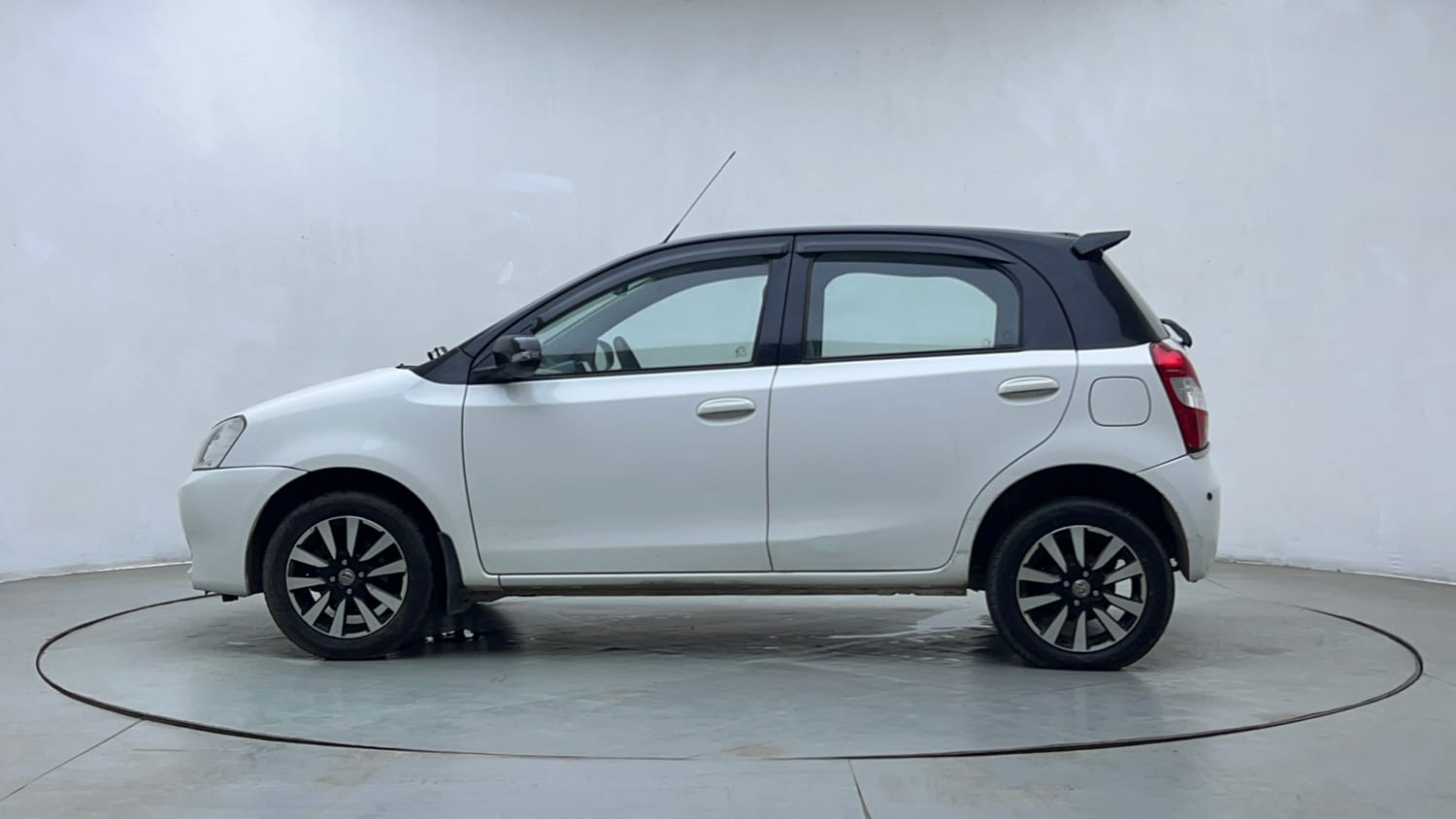 Used 2016 Toyota Etios Liva V Petrol Manual exterior LEFT SIDE VIEW