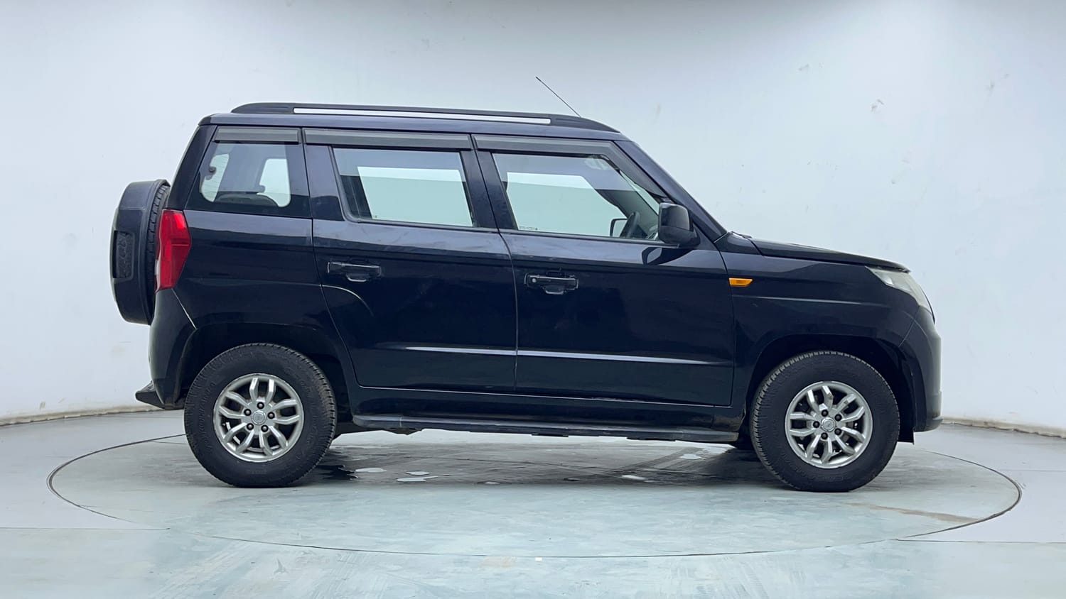 Used 2016 Mahindra TUV300 T8 Diesel Manual exterior RIGHT SIDE VIEW