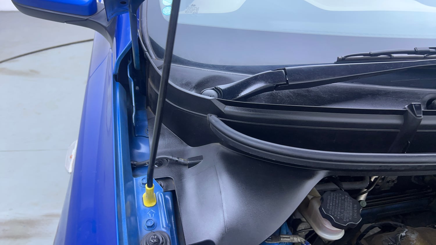 Used 2017 Hyundai Elite i20 Magna Executive 1.2 Petrol Manual engine ENGINE RIGHT SIDE HINGE & APRON VIEW