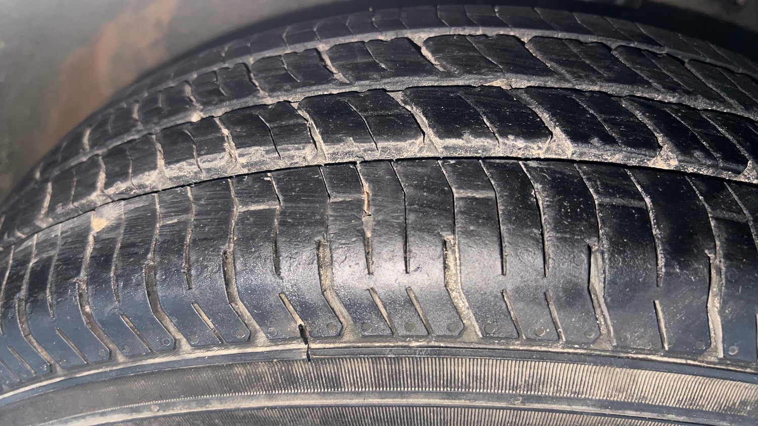 Used 2014 Maruti Suzuki Swift LXi Petrol Manual tyres RIGHT FRONT TYRE TREAD VIEW