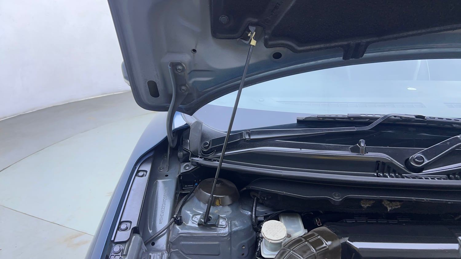 Used 2018 Maruti Suzuki Baleno Delta 1.2 Petrol Manual engine ENGINE RIGHT SIDE HINGE & APRON VIEW