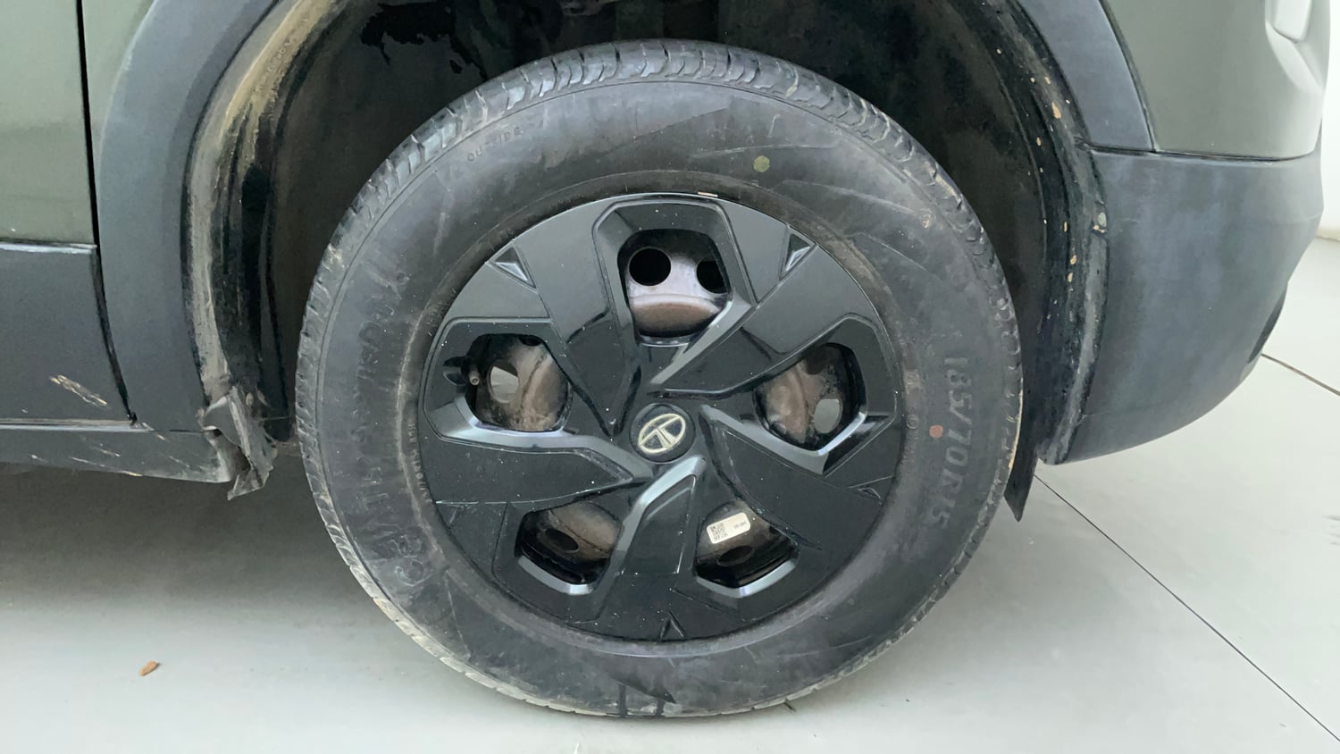 Used 2023 Tata Punch Camo Adventure Rhythm AMT Petrol Automatic tyres RIGHT FRONT TYRE RIM VIEW