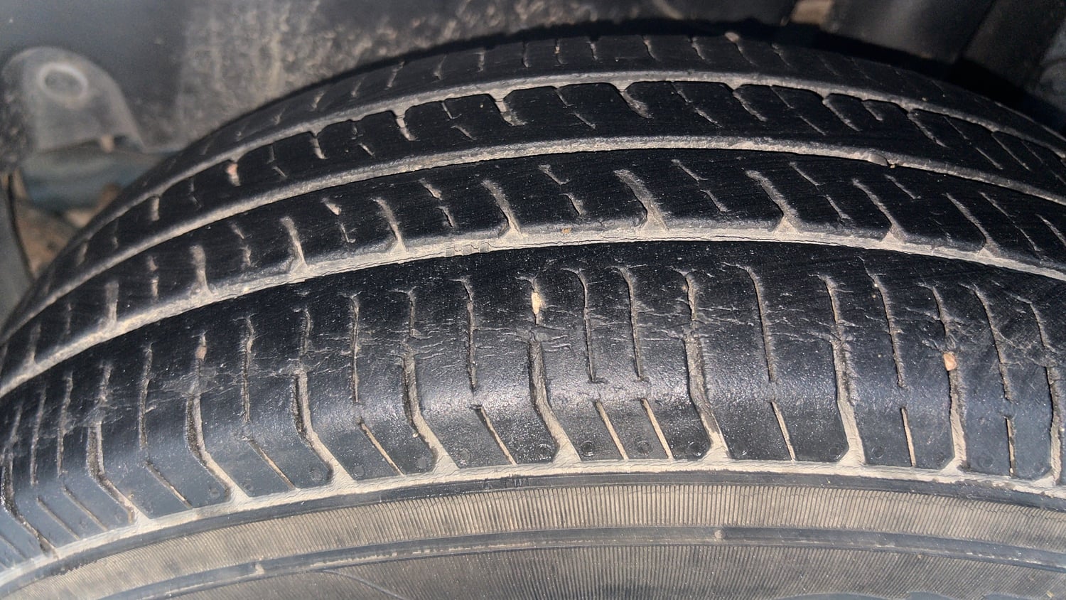 Used 2014 Maruti Suzuki Swift LXi Petrol Manual tyres LEFT REAR TYRE TREAD VIEW