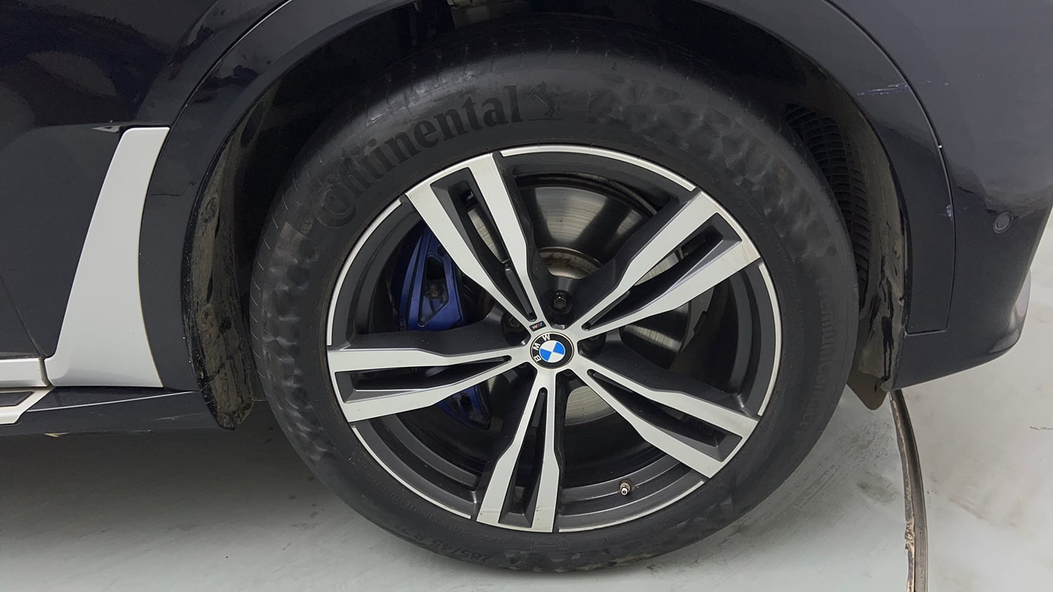 Used 2021 BMW X7 xDrive40i M Sport Petrol Automatic tyres RIGHT FRONT TYRE RIM VIEW