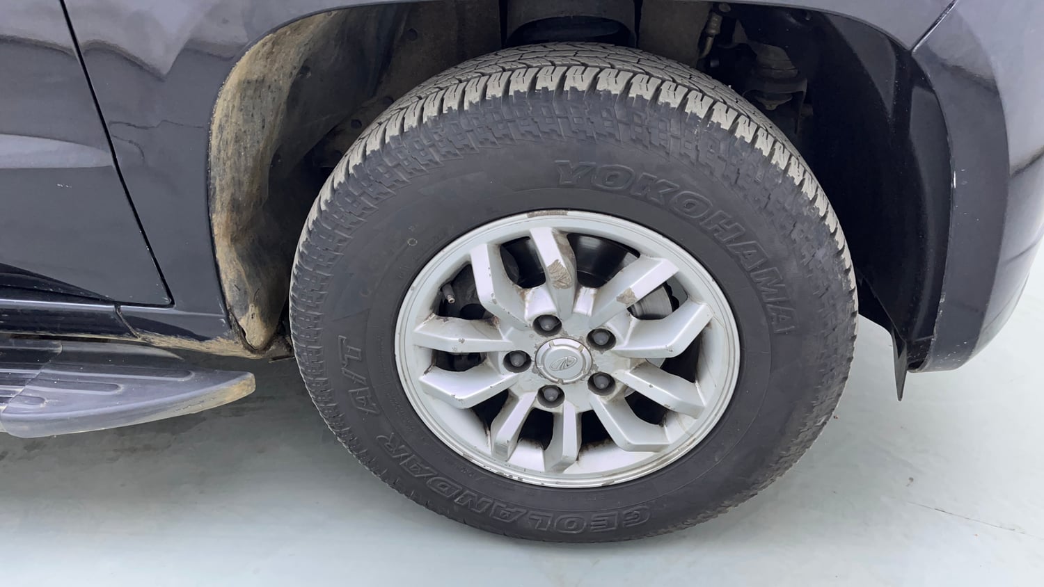 Used 2016 Mahindra TUV300 T8 Diesel Manual tyres RIGHT FRONT TYRE RIM VIEW