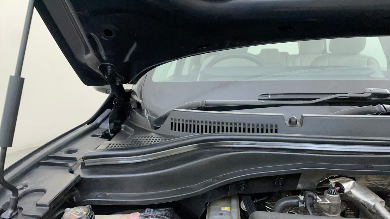 Used 2022 Mahindra XUV700 AX 7 Diesel MT 7 STR Diesel Manual engine ENGINE RIGHT SIDE HINGE & APRON VIEW