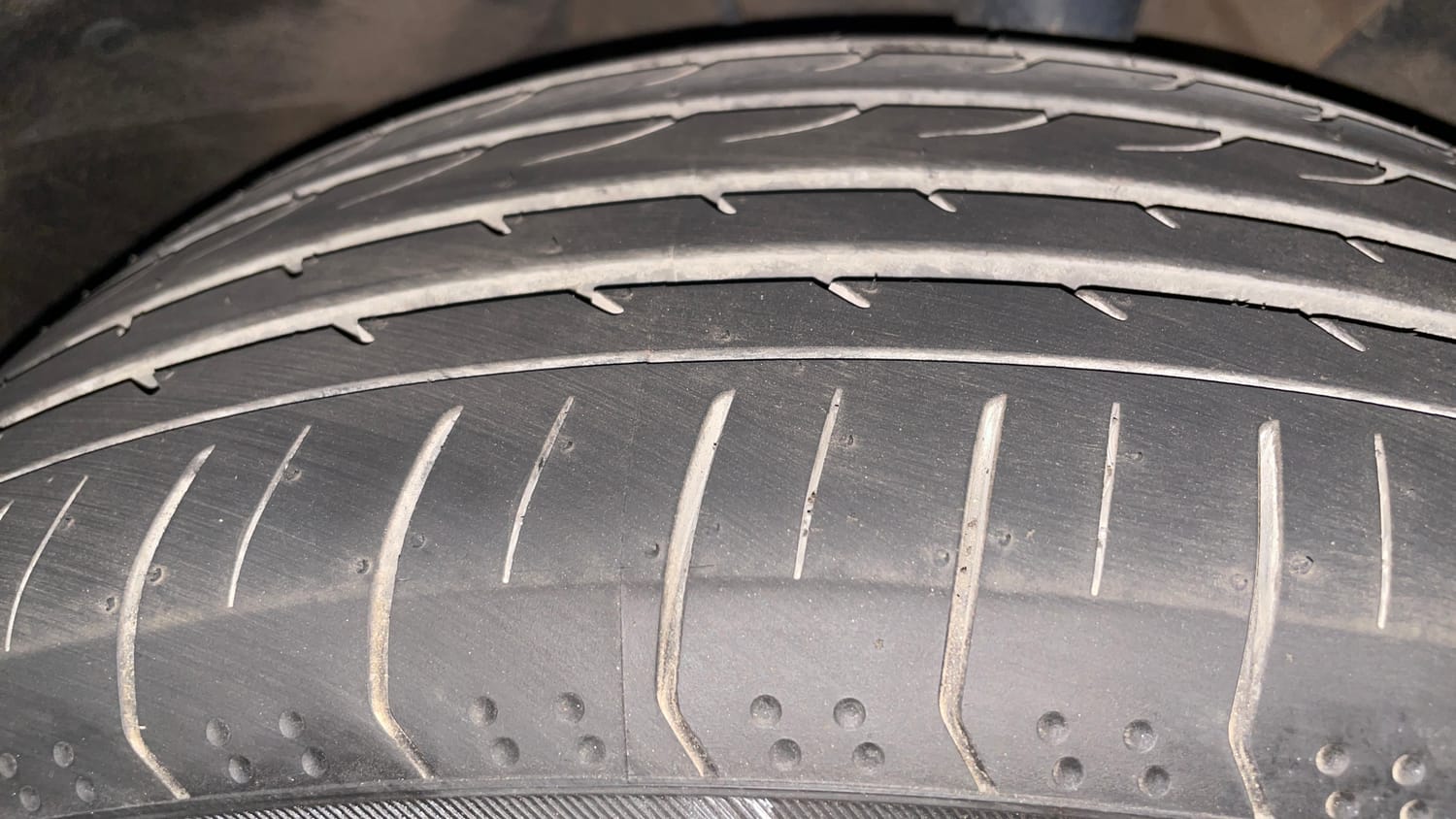 Used 2022 Mahindra XUV700 AX 7 Diesel MT 7 STR Diesel Manual tyres RIGHT FRONT TYRE TREAD VIEW