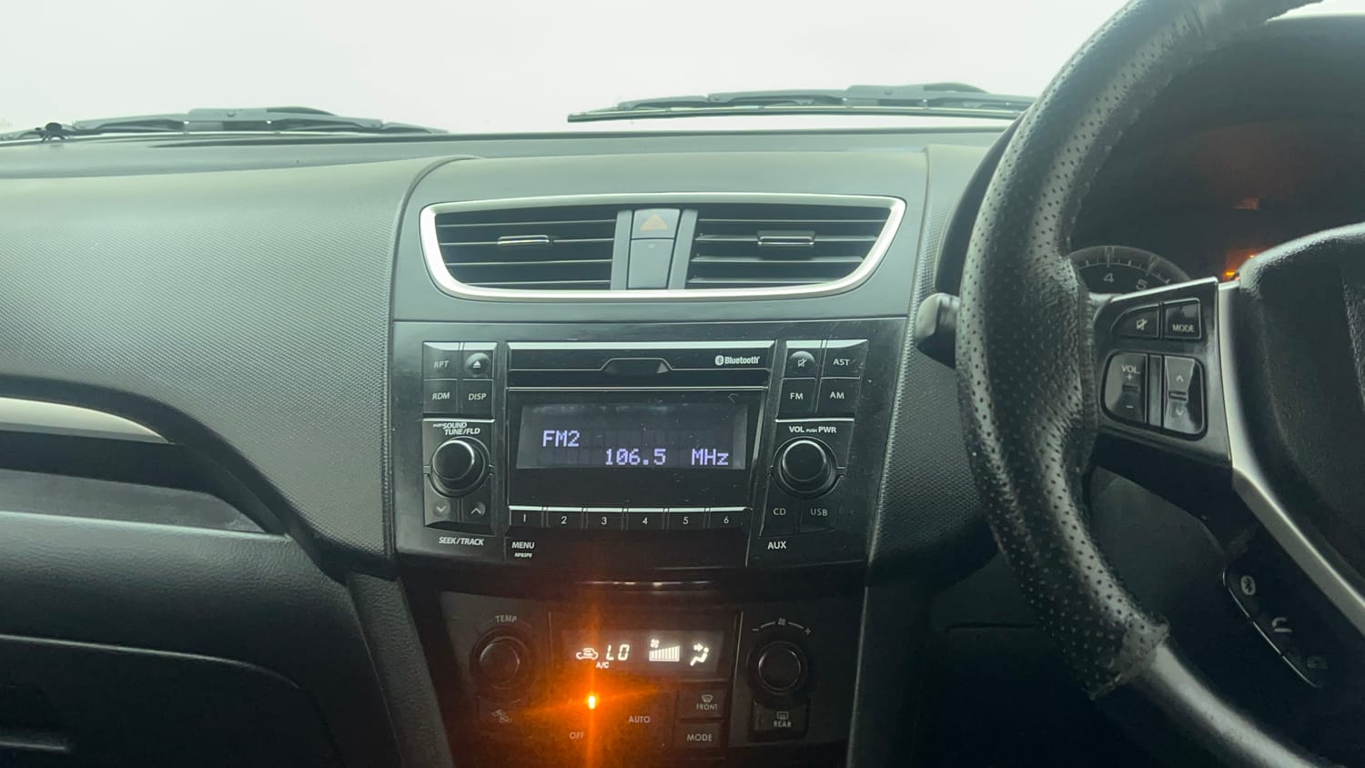 Used 2017 Maruti Suzuki Swift ZXi Petrol Manual top_features Integrated (in-dash) music system