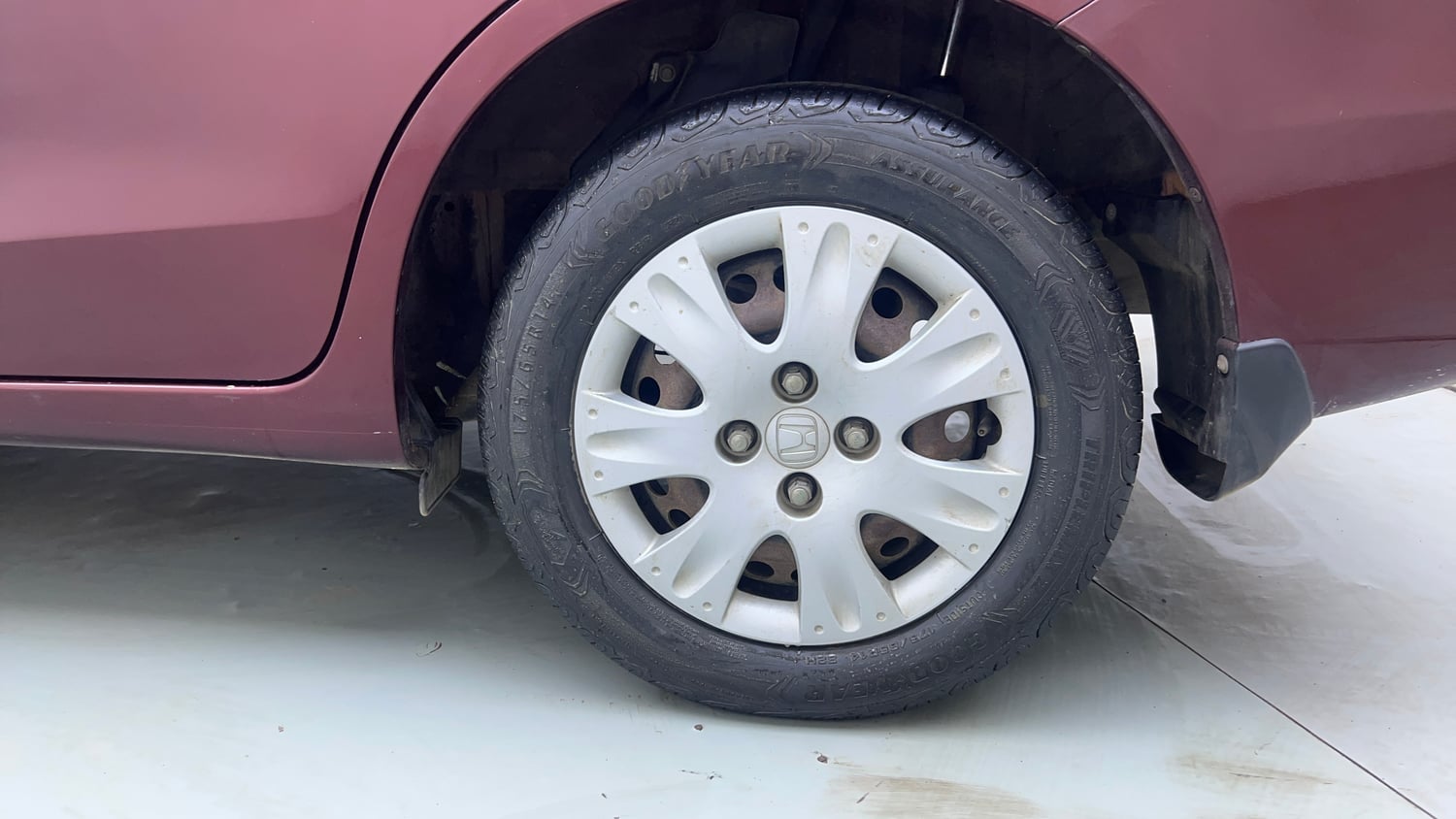 Used 2014 Honda Amaze 1.2 S AT i-VTEC Petrol Automatic tyres LEFT REAR TYRE RIM VIEW