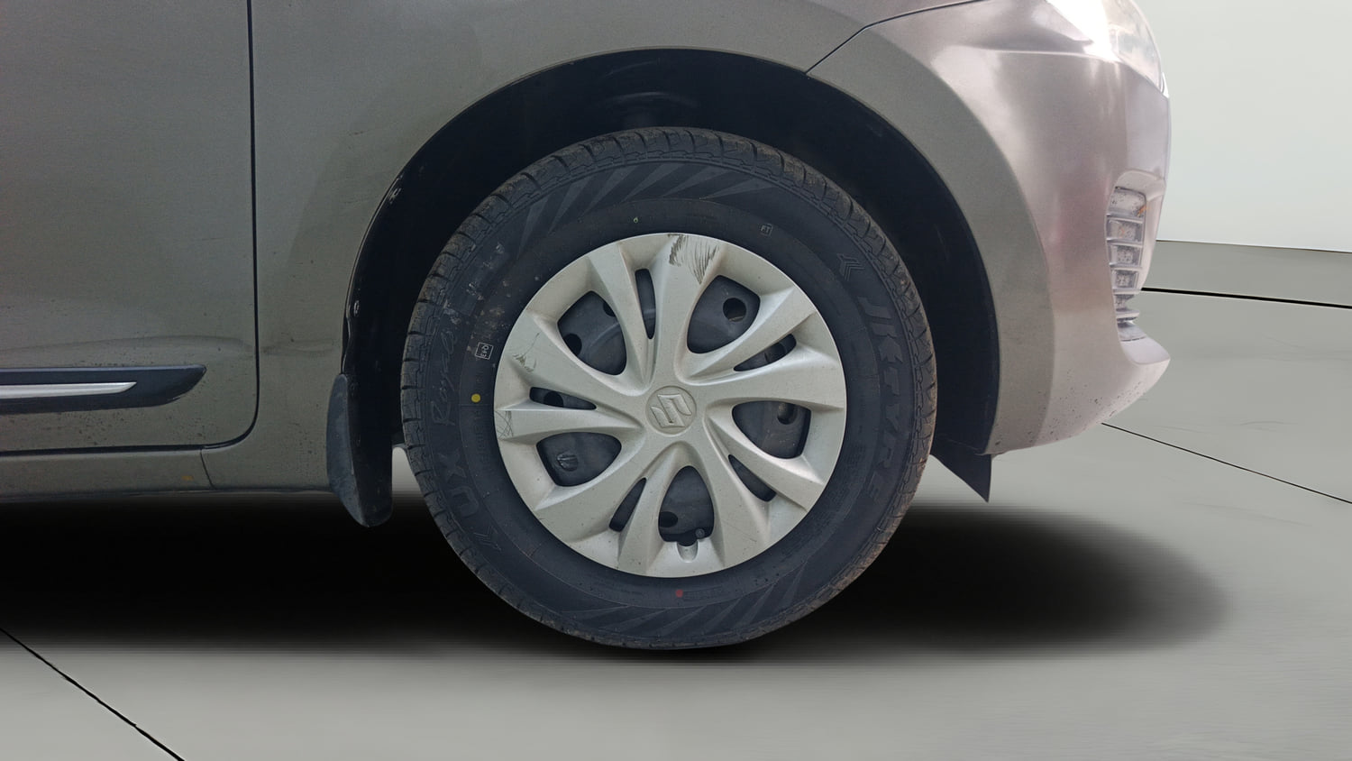 Used 2022 Maruti Suzuki Swift VXi AMT Petrol Automatic tyres RIGHT FRONT TYRE RIM VIEW
