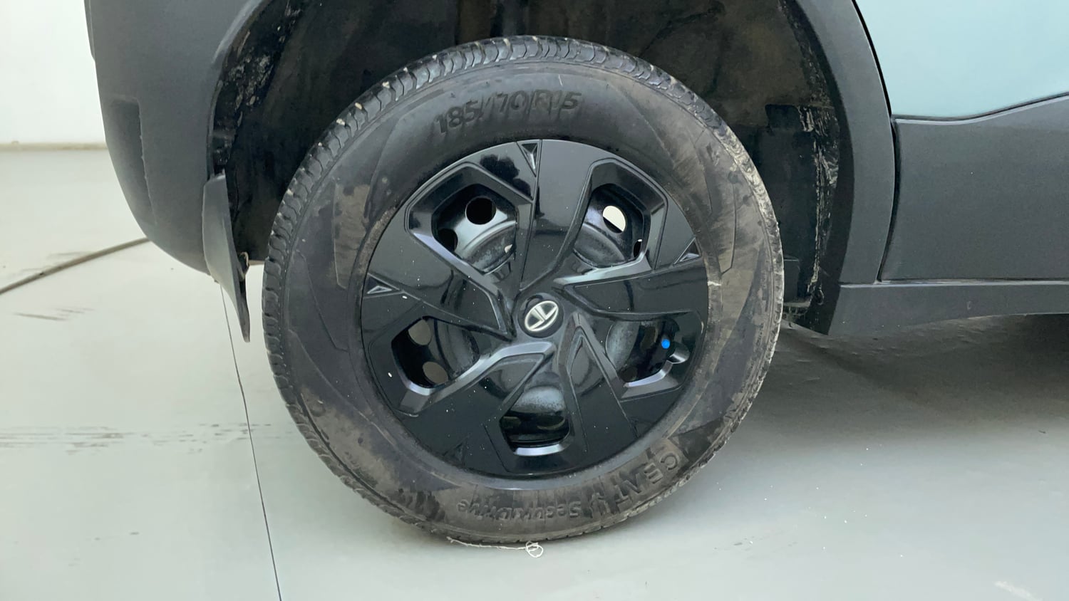 Used 2023 Tata Punch Adventure Rhythm Pack MT Petrol Manual tyres RIGHT REAR TYRE RIM VIEW