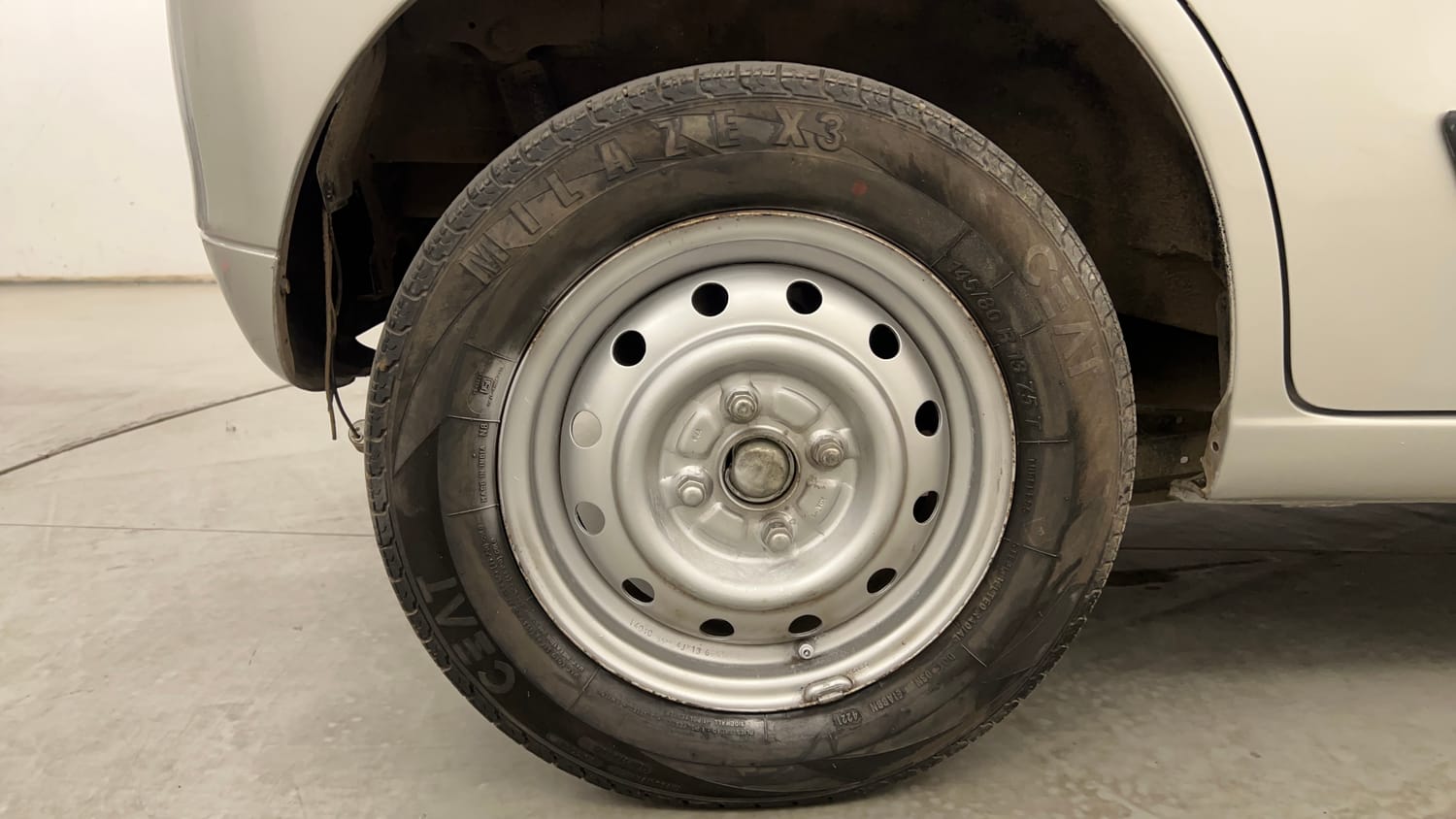 Used 2014 Maruti Suzuki Wagon R LXI CNG Cng Manual tyres RIGHT REAR TYRE RIM VIEW