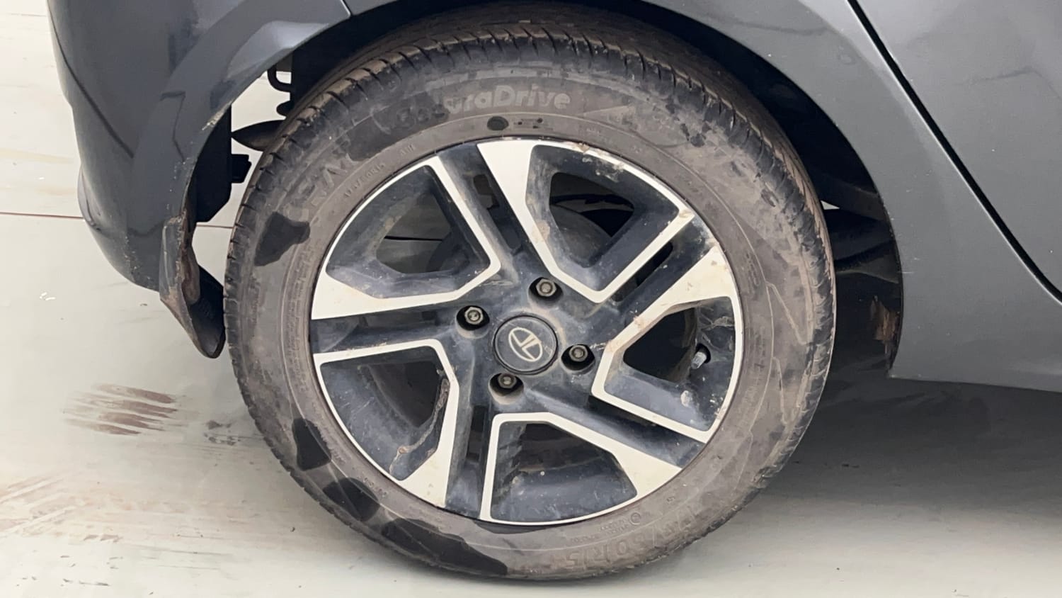 Used 2025 Tata Tiago XZ Plus Petrol Manual tyres RIGHT REAR TYRE RIM VIEW