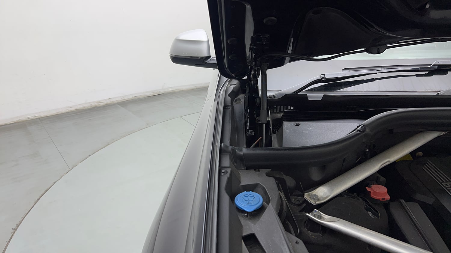 Used 2021 BMW X7 xDrive40i M Sport Petrol Automatic engine ENGINE RIGHT SIDE HINGE & APRON VIEW