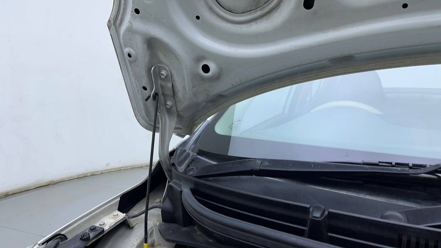 Used 2021 Hyundai Aura SX Plus 1.2 AMT Petrol Petrol Automatic engine ENGINE RIGHT SIDE HINGE & APRON VIEW