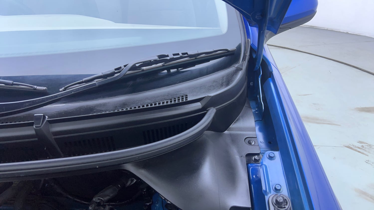 Used 2017 Hyundai Elite i20 Magna Executive 1.2 Petrol Manual engine ENGINE LEFT SIDE HINGE & APRON VIEW
