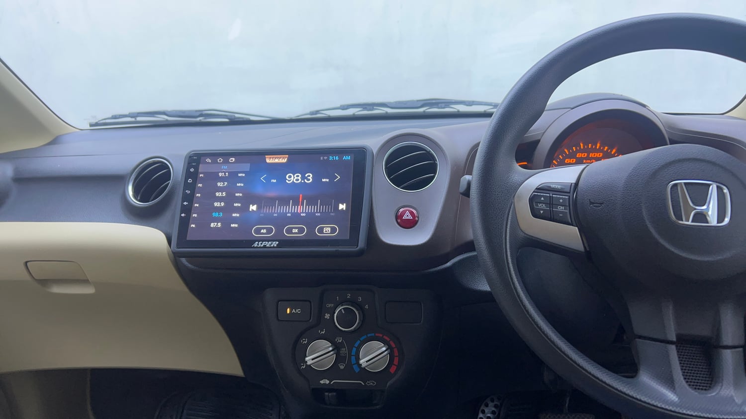 Used 2014 Honda Amaze 1.2 S AT i-VTEC Petrol Automatic interior MUSIC SYSTEM & AC CONTROL VIEW