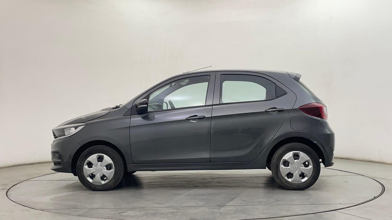 Used 2023 Tata Tiago XT (O) Petrol Manual exterior LEFT SIDE VIEW