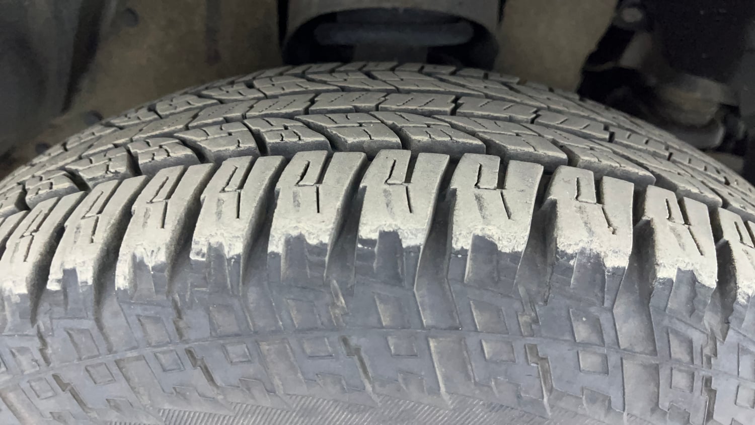 Used 2016 Mahindra TUV300 T8 Diesel Manual tyres RIGHT FRONT TYRE TREAD VIEW
