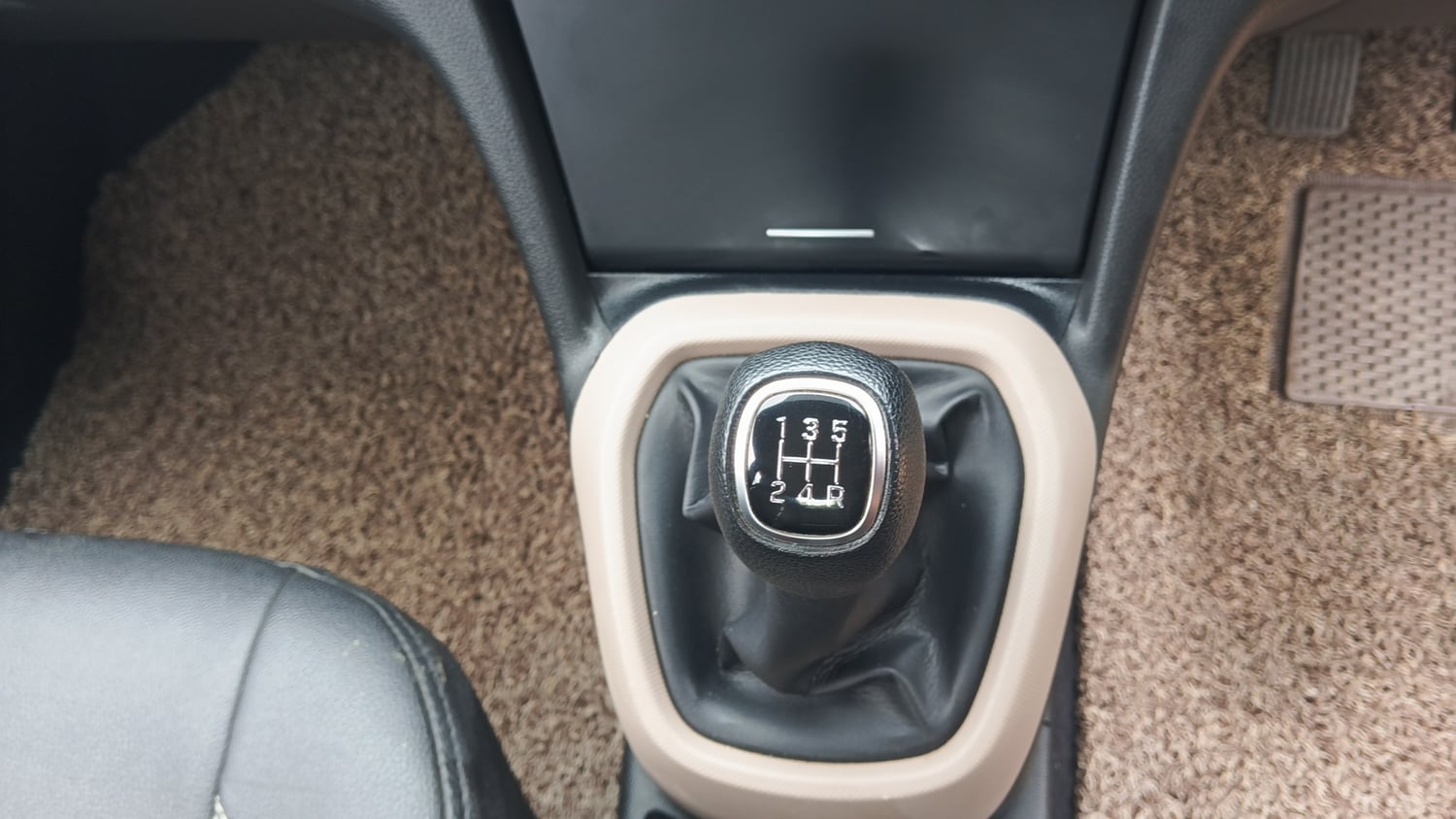 Used 2018 Hyundai Xcent SX Petrol Manual interior GEAR  KNOB VIEW