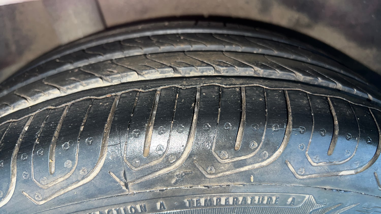 Used 2014 Honda Amaze 1.2 S AT i-VTEC Petrol Automatic tyres RIGHT REAR TYRE TREAD VIEW