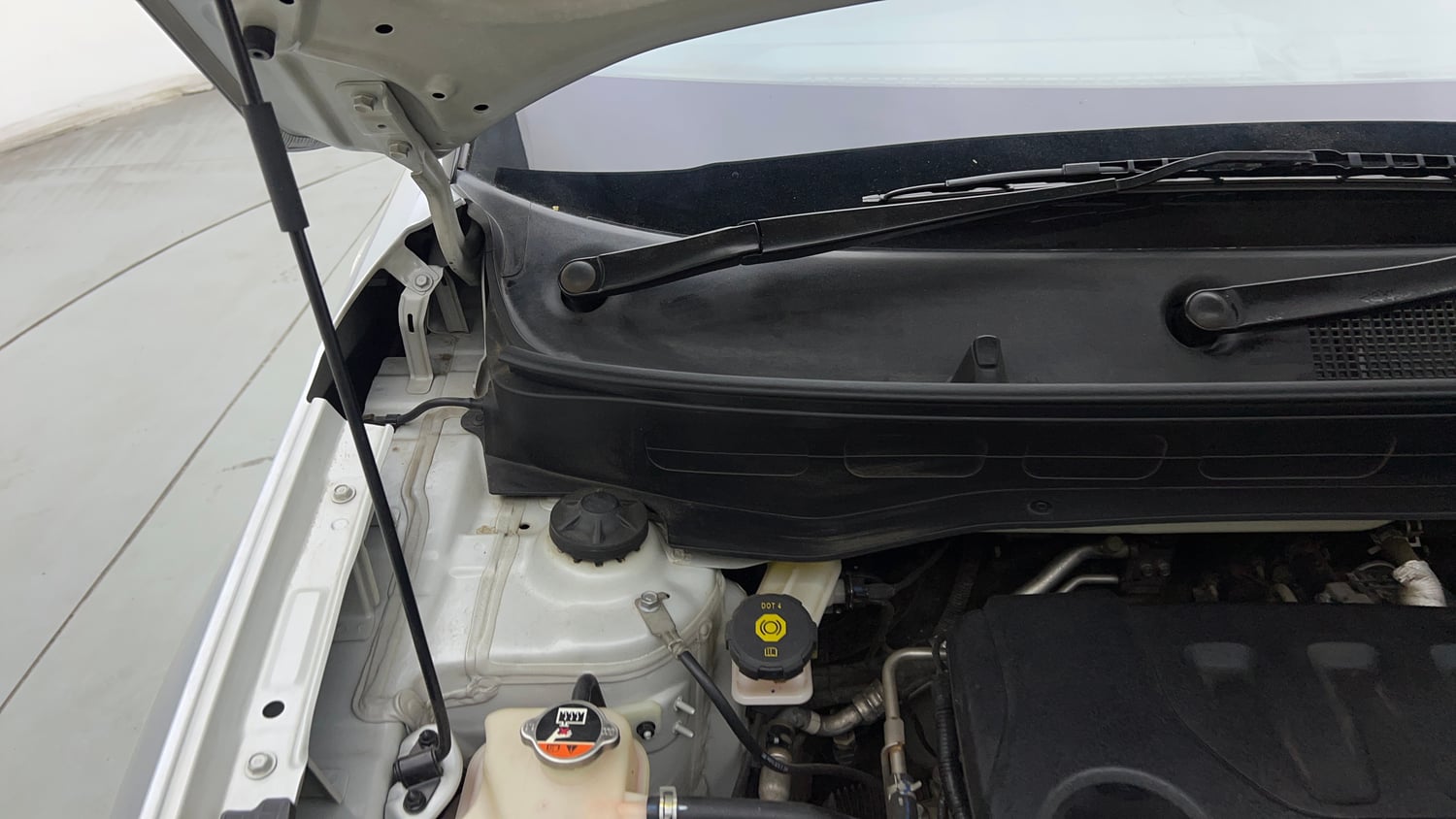 Used 2022 Hyundai Venue S (O) 1.0 Turbo DCT Petrol Automatic engine ENGINE RIGHT SIDE HINGE & APRON VIEW