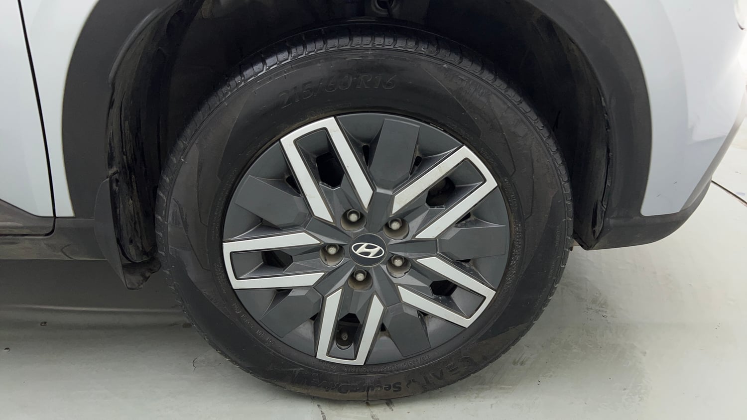 Used 2022 Hyundai Venue S (O) 1.0 Turbo DCT Petrol Automatic tyres RIGHT FRONT TYRE RIM VIEW