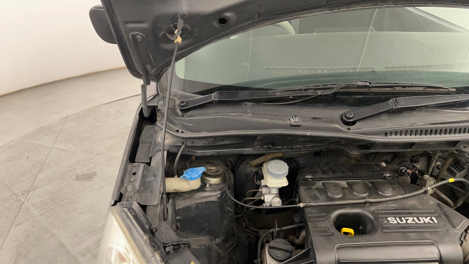 Used 2012 Maruti Suzuki Wagon R LXi Petrol Manual engine ENGINE RIGHT SIDE HINGE & APRON VIEW