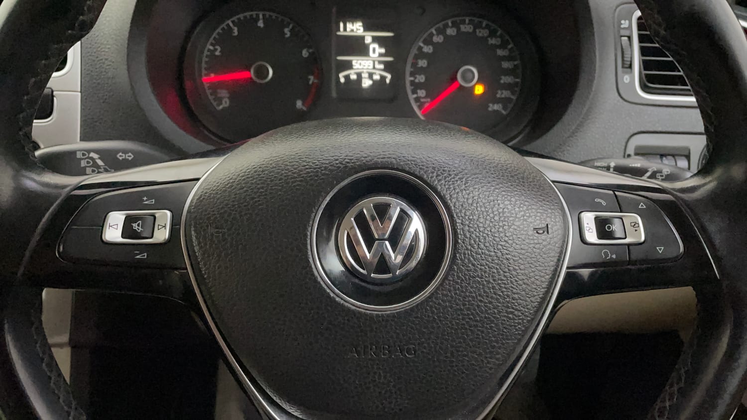 Used 2014 Volkswagen Polo Highline1.2L (P) Petrol Manual top_features Steering mounted controls