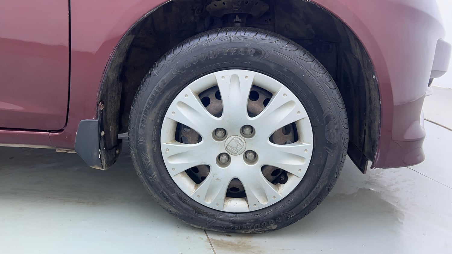Used 2014 Honda Amaze 1.2 S AT i-VTEC Petrol Automatic tyres RIGHT FRONT TYRE RIM VIEW